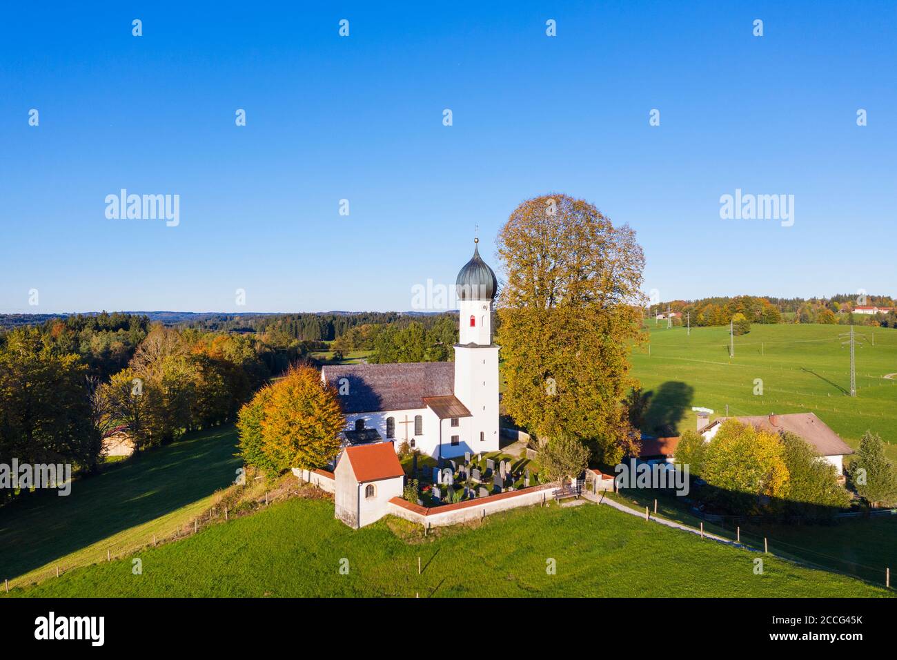 Eglise de la Visitation Maria à Oberbuchen, près de Bad Heilbrunn, pays de Tölzer, vue aérienne, contreforts alpins, haute-Bavière, Bavière, Allemagne Banque D'Images