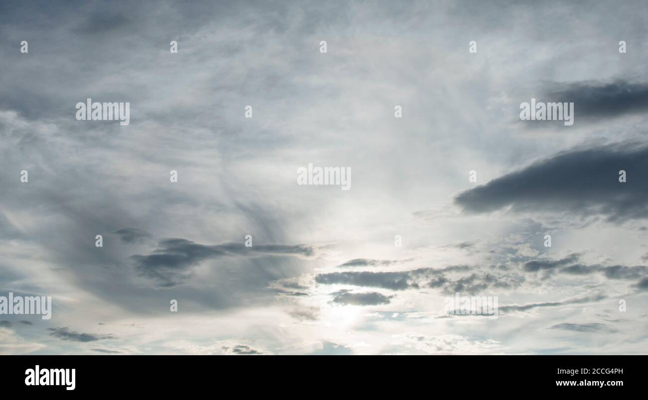 Nuages gris couvrant le ciel et le soleil brillant derrière les nuages , Finlande Banque D'Images