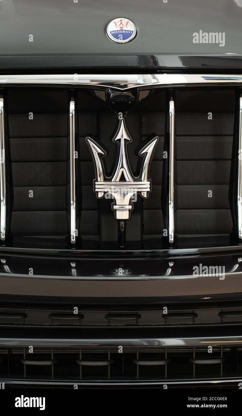 Logo Maserati à l'avant de la voiture, gros plan vertical Banque D'Images