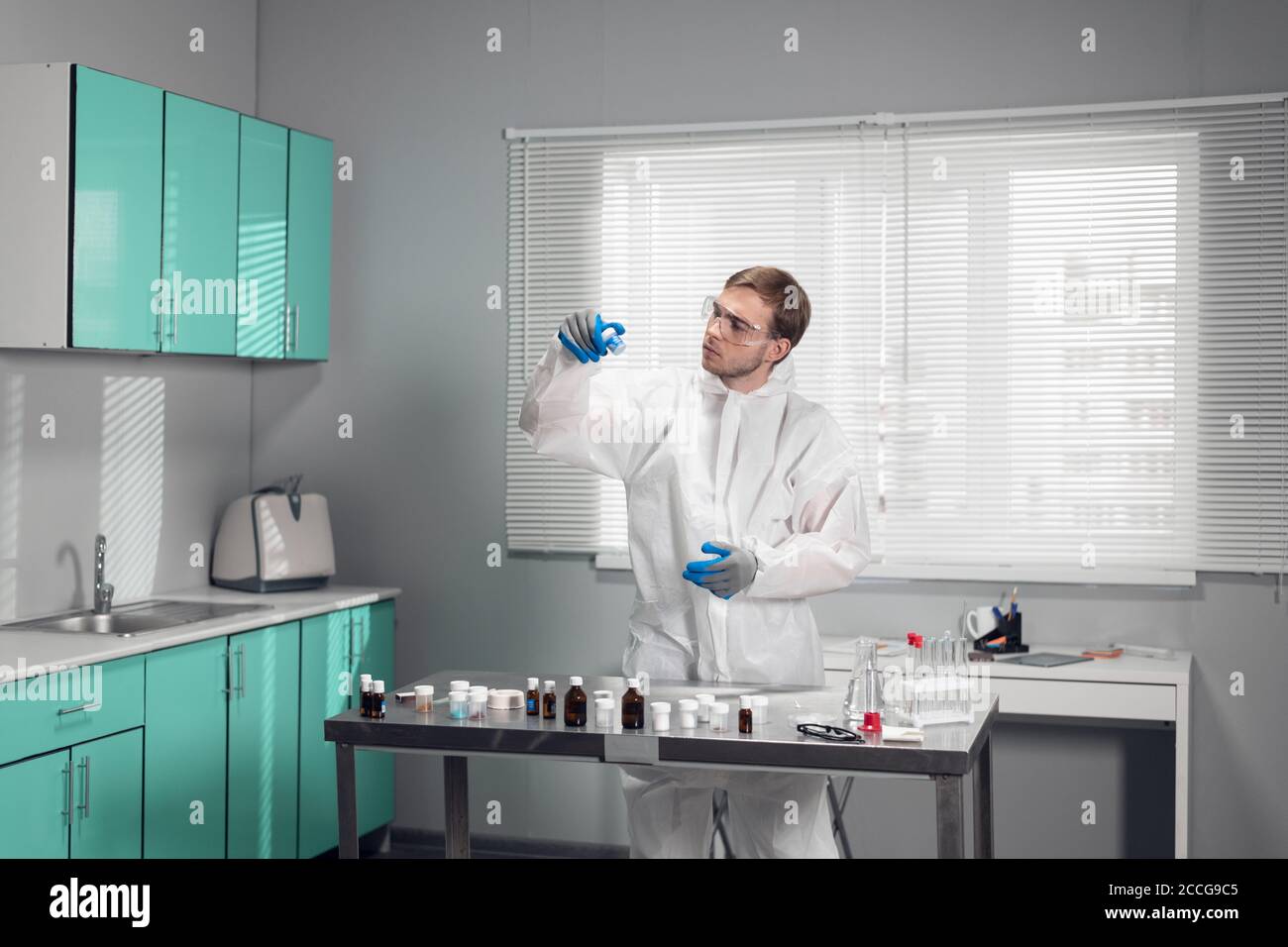 Jeune clinicien étudiant un élément chimique dans un laboratoire. Banque D'Images