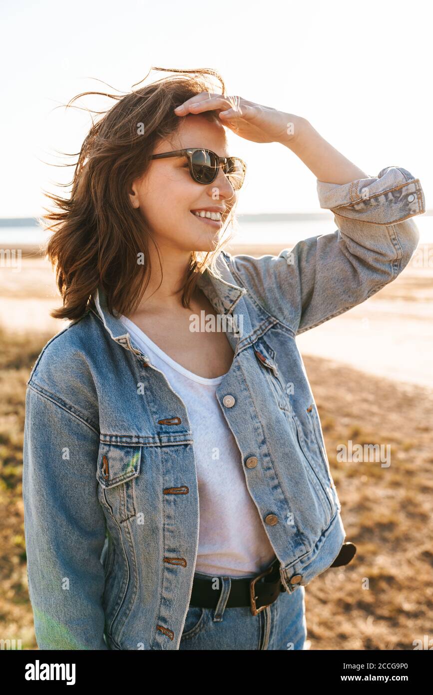 Girl wearing denim jacket Banque de photographies et d'images à haute  résolution - Alamy
