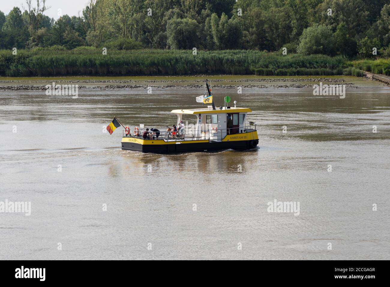 Tielrode, Belgique, le 02 août 2020, le ferry avec des personnes à bord de la rivière Durme Banque D'Images