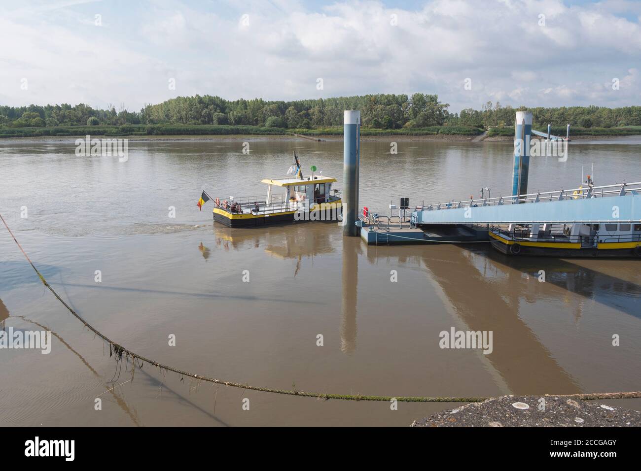 Tielrode, Belgique, 02 août 2020, ferry jaune sur la rivière Durme au quai Banque D'Images
