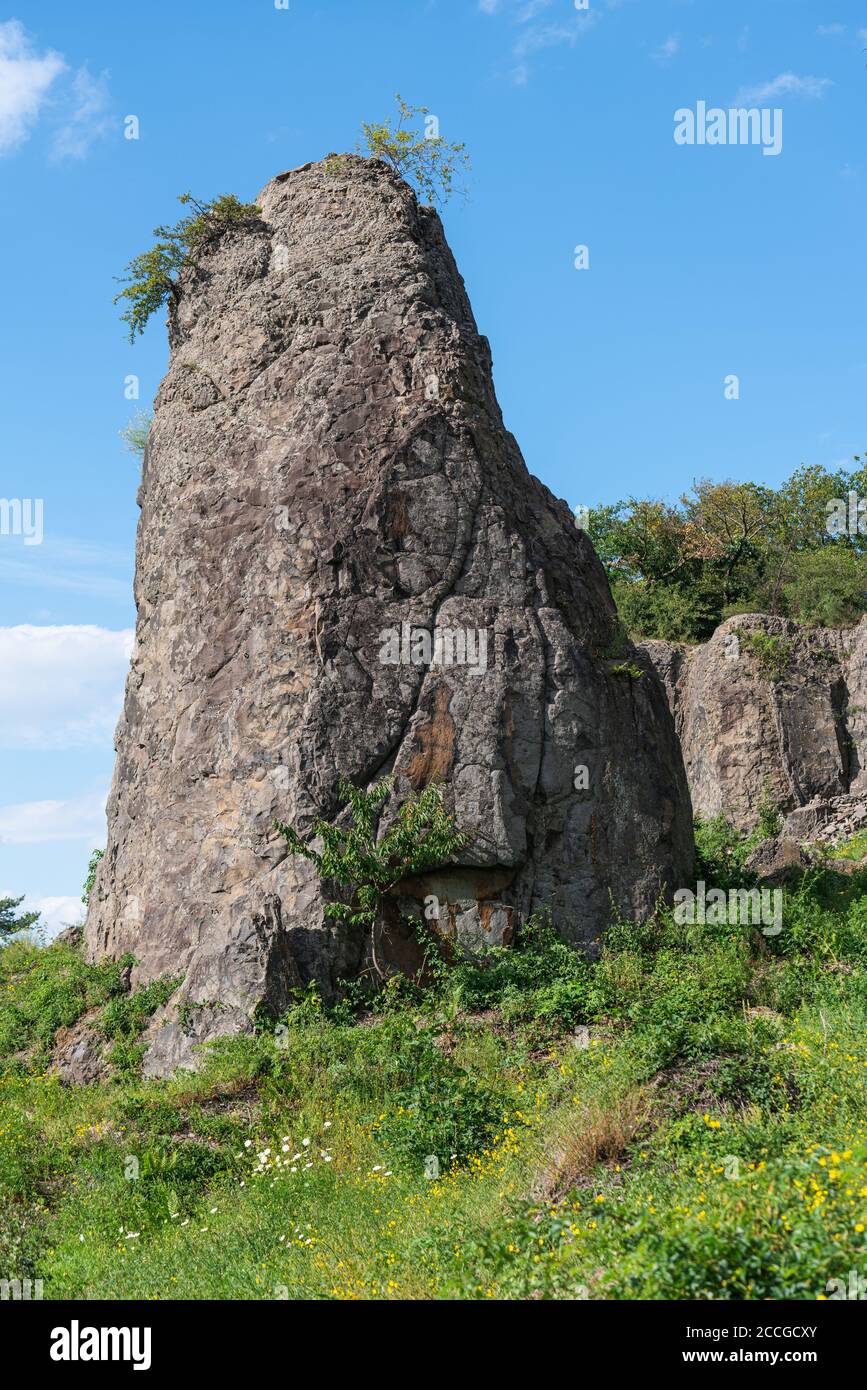 Pilier de roche devant un mur de roche à Stenzelberg.contre le ciel bleu. Banque D'Images