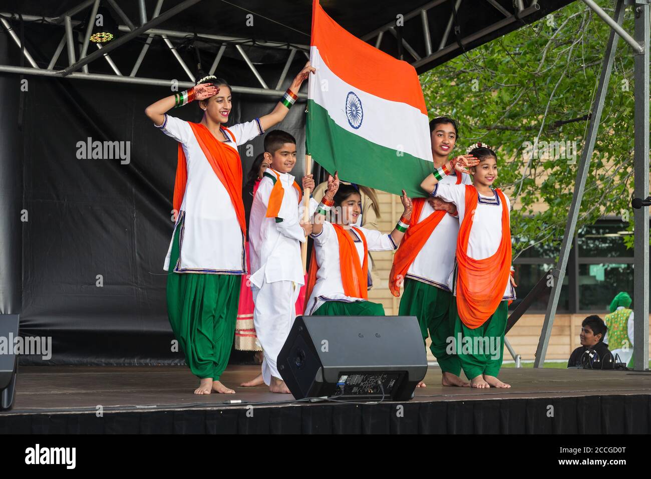 Un groupe d'Indiens portant leurs couleurs nationales, portant le drapeau indien et saluant. Tauranga, Nouvelle-Zélande, 10/25/2019 Banque D'Images