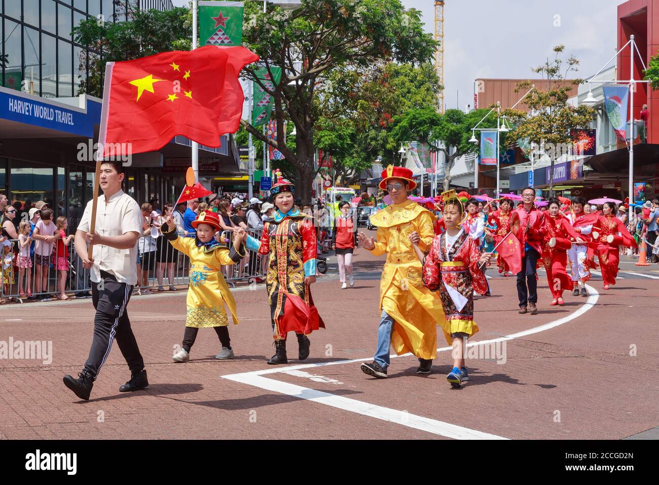 Les Chinois portant des costumes traditionnels défilent dans la rue derrière le drapeau chinois. Pris lors d'un défilé à Tauranga, Nouvelle-Zélande, 11/30/2019 Banque D'Images