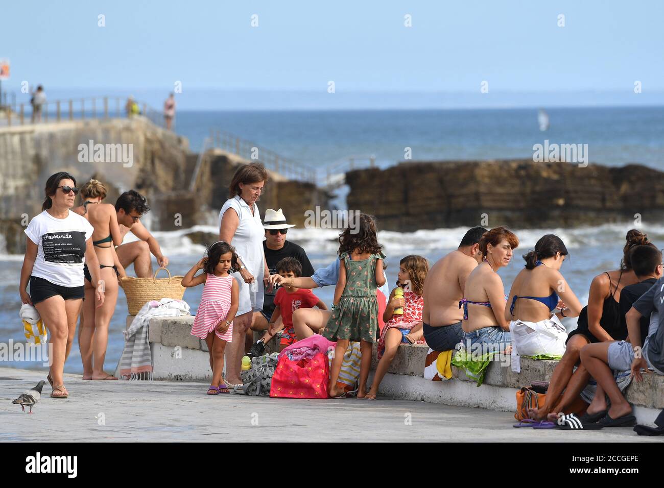 Peu de choses sur la plage de Tamariz à Estoril le 08/21/2020. L'industrie touristique du Portugal souffre également massivement des conséquences de la pandémie du coronavirus. Les plages de l'Atlantique sont à peine peuplées - les touristes restent à l'écart. | utilisation dans le monde entier Banque D'Images