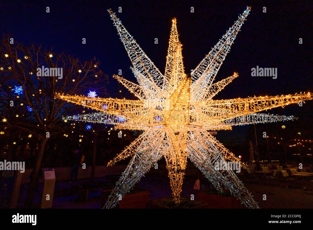 Allemagne, Berlin, lumières de Noël, grande étoile lumineuse à la cathédrale (Sankt-Wolfgang-Straße). Banque D'Images