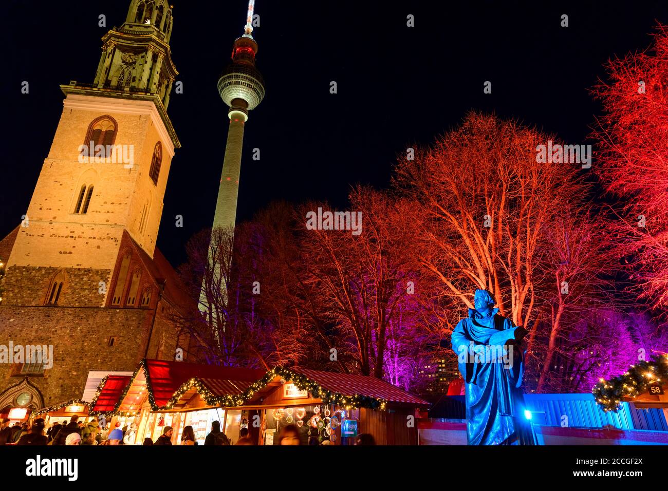 Allemagne, Berlin, marché de Noël à l'hôtel de ville Rouge / Alexanderplatz avec la Marienkirche et la tour de télévision. Banque D'Images