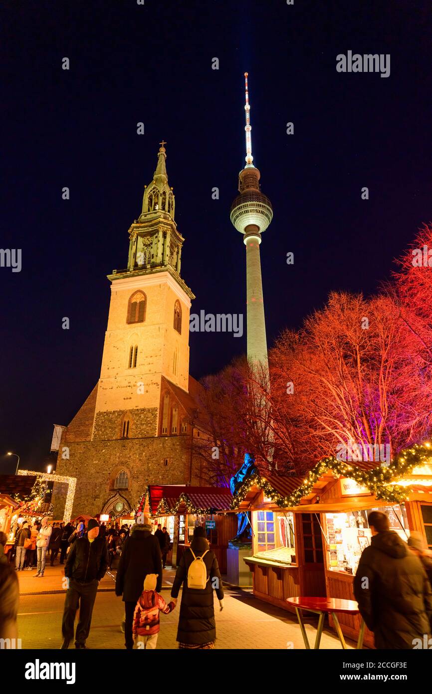 Allemagne, Berlin, marché de Noël à l'hôtel de ville Rouge / Alexanderplatz avec la Marienkirche et la tour de télévision. Banque D'Images