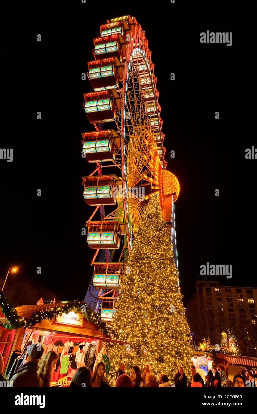 Allemagne, Berlin, marché de Noël avec grande roue à Roten Rathaus / Alexanderplatz. Banque D'Images