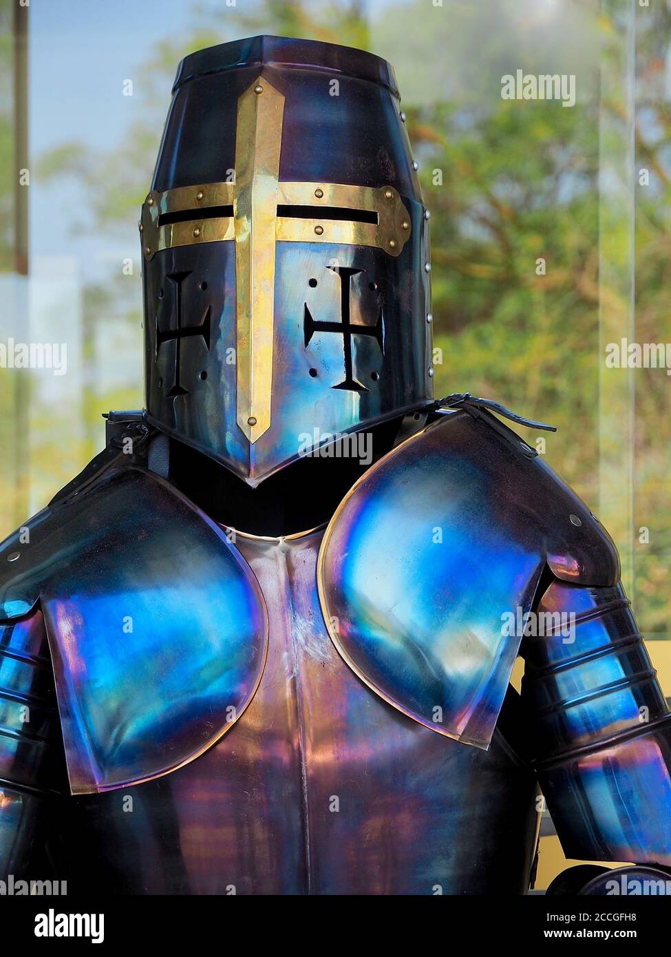 Armure de chevalier coloré avec un casque et une croix Banque D'Images