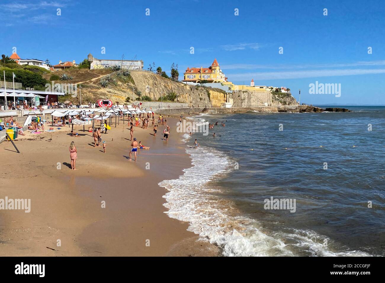 Peu de choses sur la plage de Tamariz à Estoril le 08/21/2020. L'industrie touristique du Portugal souffre également massivement des conséquences de la pandémie du coronavirus. Les plages de l'Atlantique sont à peine peuplées - les touristes restent à l'écart. | utilisation dans le monde entier Banque D'Images