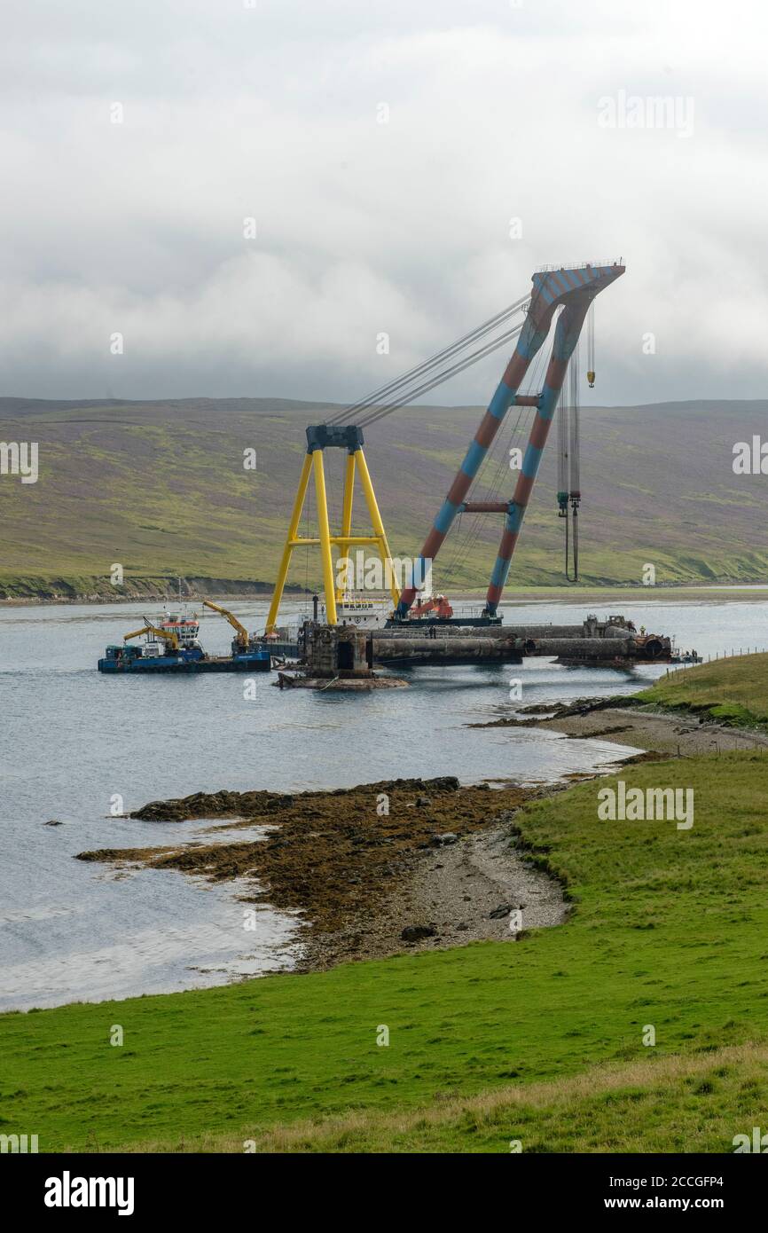 La plate-forme pétrolière de Buchan Alpha désaffectée qui, lorsqu'elle est démantelée, s'est échoué sur la rive du Shetland quand elle s'est éloignée de ses amarres. Banque D'Images
