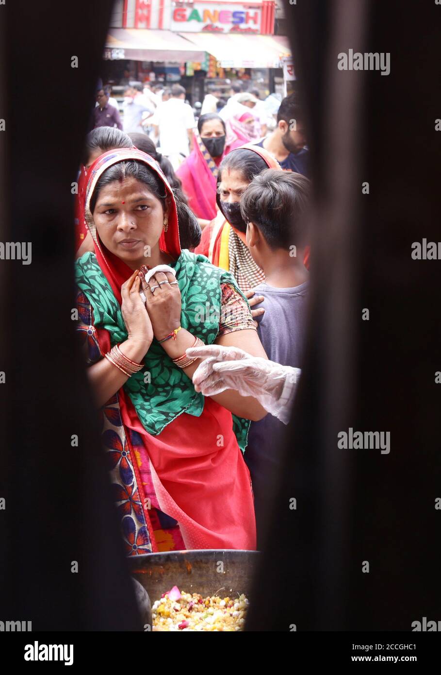Beawar, Rajasthan, Inde, 22 août 2020: Le dévot hindou se tenant à l'extérieur du temple de Ganpati offre des prières à l'occasion du festival Ganesh Chaturthi au milieu du COVID-19, à Beawar. Crédit : Sumit Saraswat/Alay Live News Banque D'Images