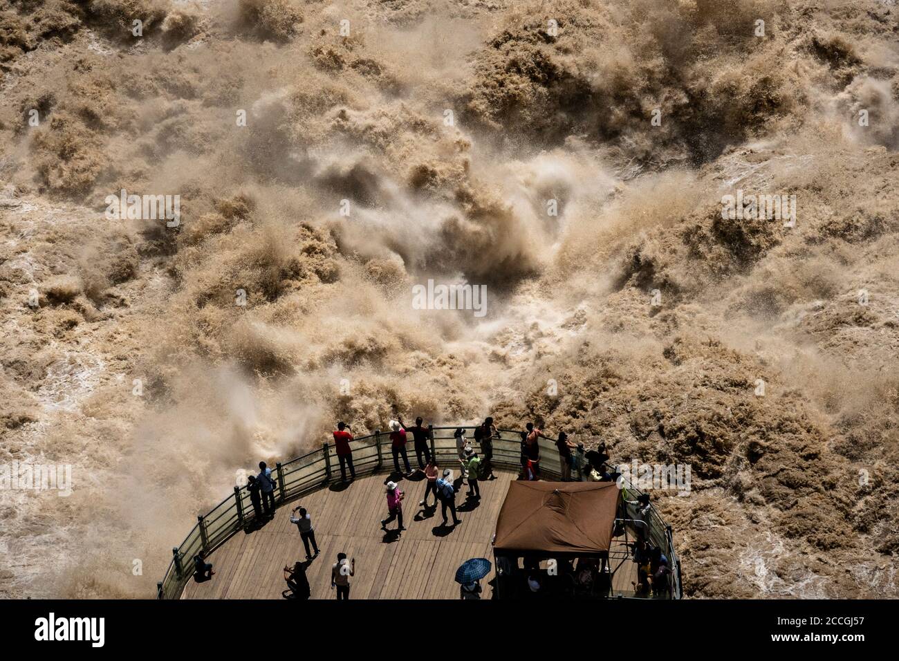 Pékin, Chine. 21 août 2020. Touristes chinois sur une plate-forme d'observation à Tiger Leaping gorge, sur le fleuve Yangtze, près de Lijiang, dans la province du Yunnan, Chine le 21/08/2020 par Wiktor Dabkowski | utilisation dans le monde crédit: dpa/Alay Live News Banque D'Images