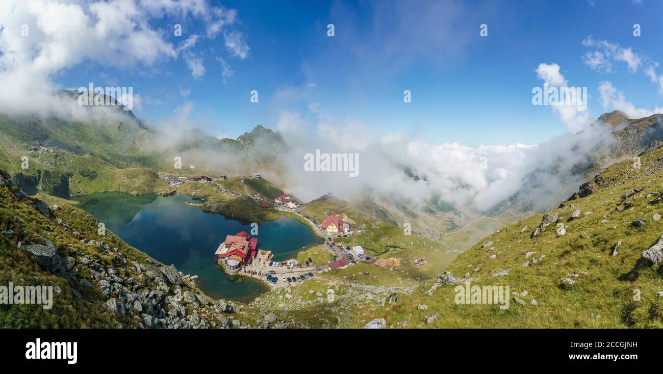 Paysage avec lac de Balea et chalet dans les montagnes de Fagaras, Roumanie Banque D'Images