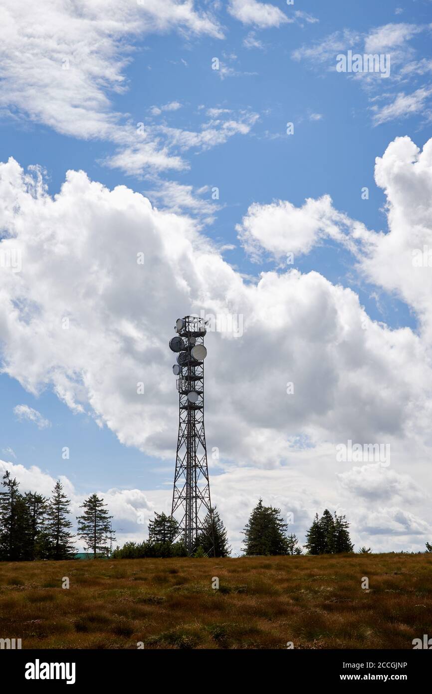 Tour satellite de transmission au sommet de la Hornisgrinde dans la Forêt-Noire, Allemagne Banque D'Images