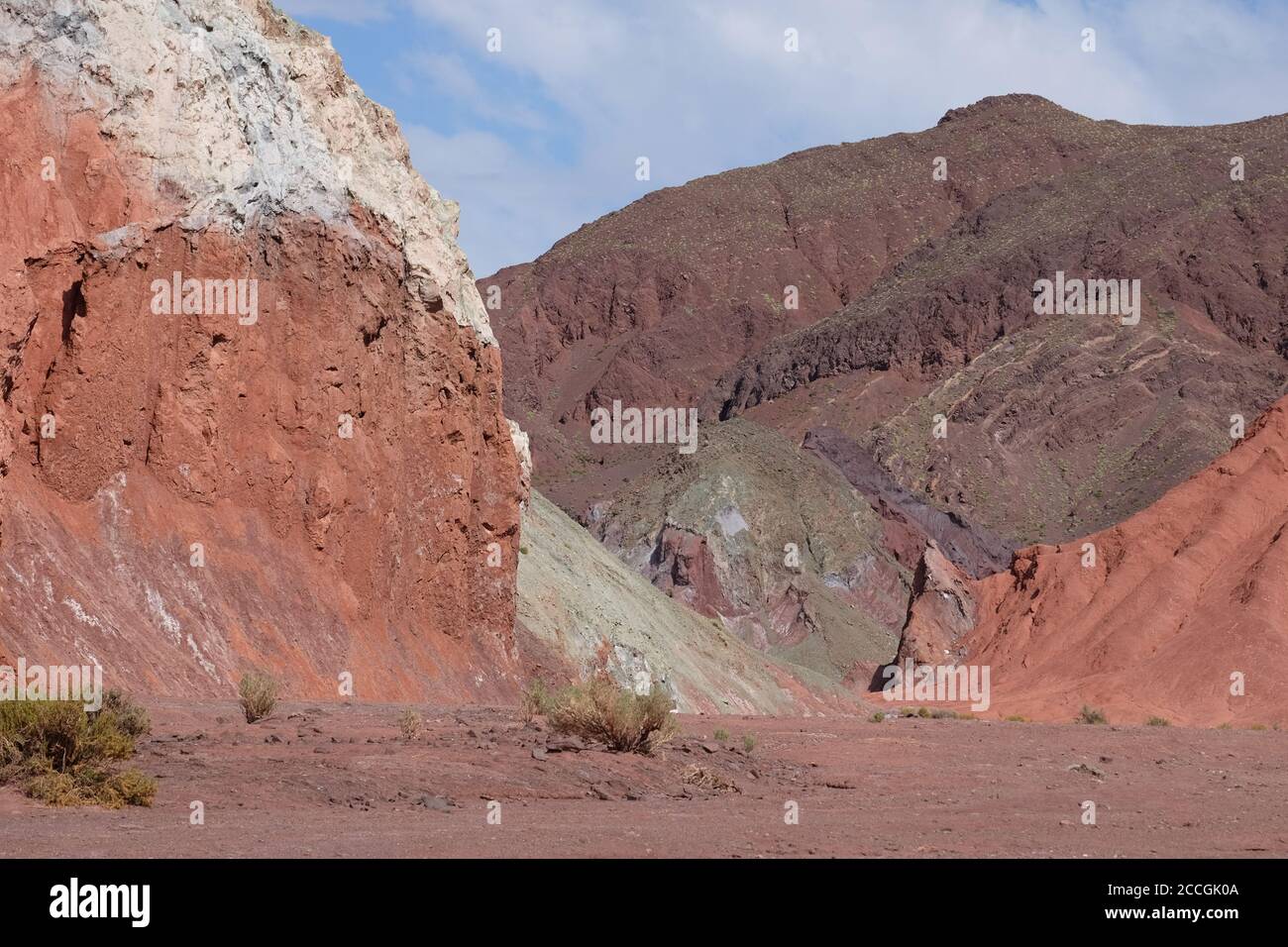 Valle del Arcoiris - Rainbow Valley - haut dans le désert d'Atacama a une palette de roches délicieusement colorées. Banque D'Images