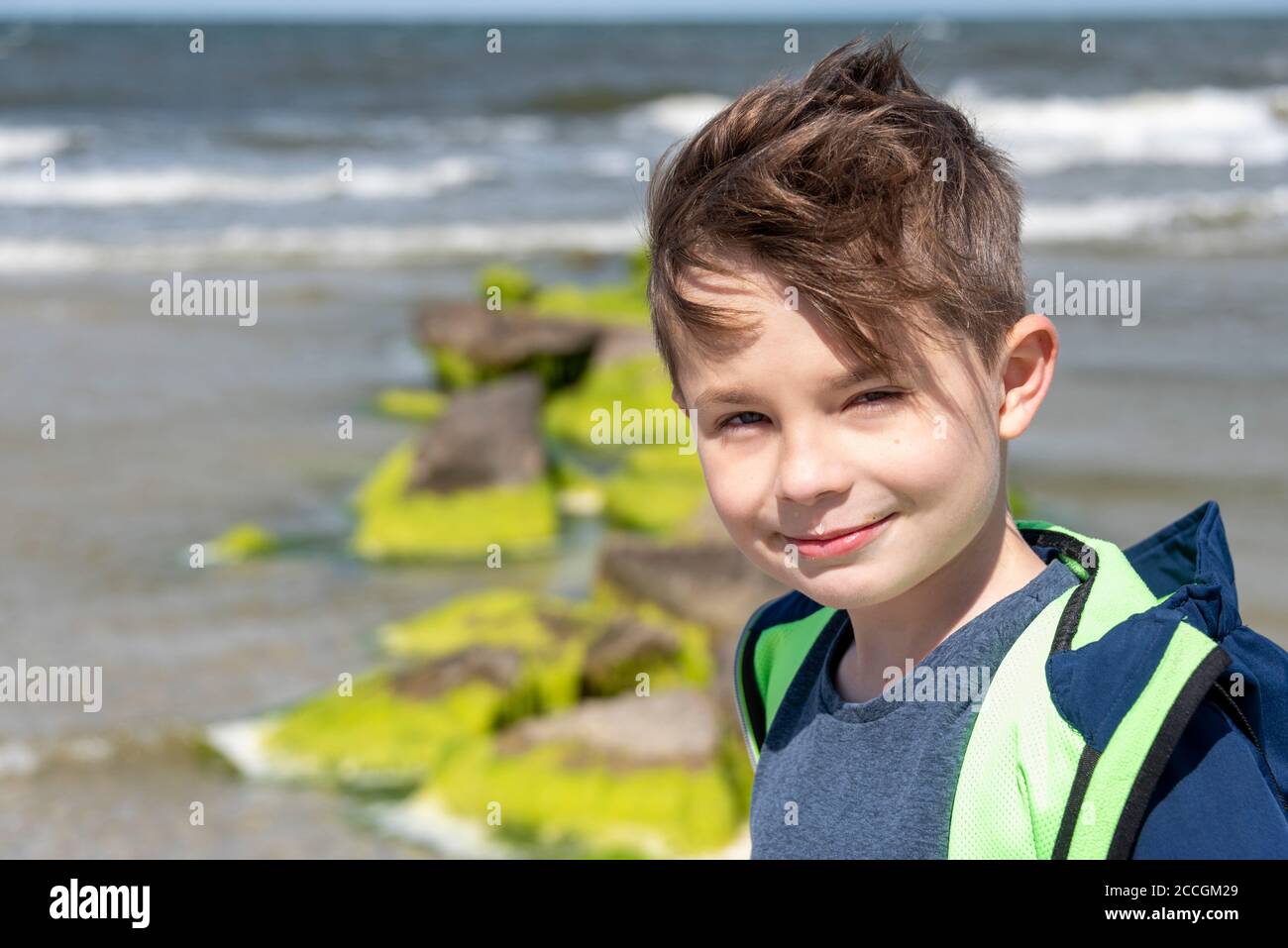 Garçon, 9 ans, demi-portrait, mer Baltique Banque D'Images