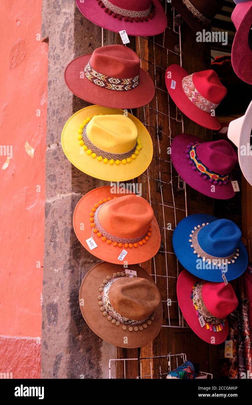Affichage de chapeaux hommes colorés avec étiquettes de prix à vendre Dans un magasin mexicain Banque D'Images