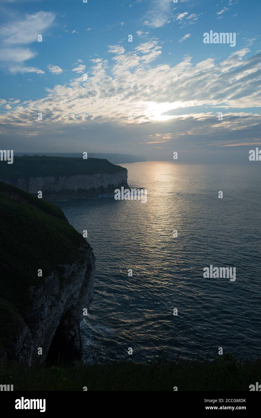 Vue sur le coucher du soleil depuis North Cliff à Flamborough Head, East Yorkshire, en direction de Bempton Cliffs Banque D'Images