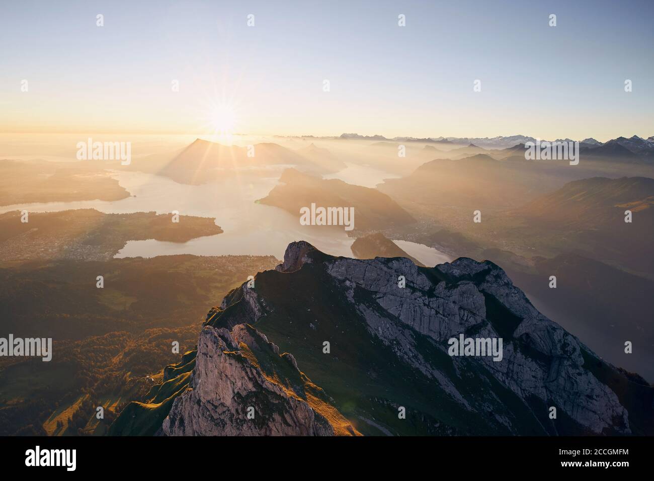 Vue panoramique sur le lac et les montagnes contre un beau lever de soleil. Lucerne, Suisse. Banque D'Images