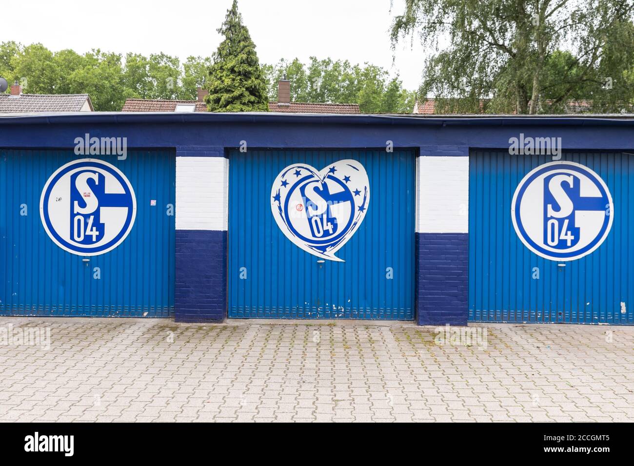 Garages décorés avec le logo Schalke zone ventilateur Schalker Meile du club de football FC Schalke 04, à Gelsenkirchen, Rhénanie-du-Nord-Westphalie, Allemagne Banque D'Images