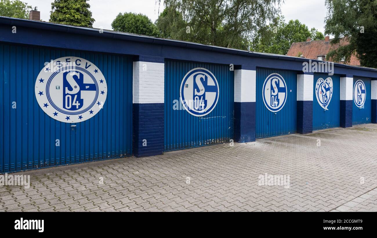 Garages décorés avec le logo Schalke zone ventilateur Schalker Meile du club de football FC Schalke 04, à Gelsenkirchen, Rhénanie-du-Nord-Westphalie, Allemagne Banque D'Images