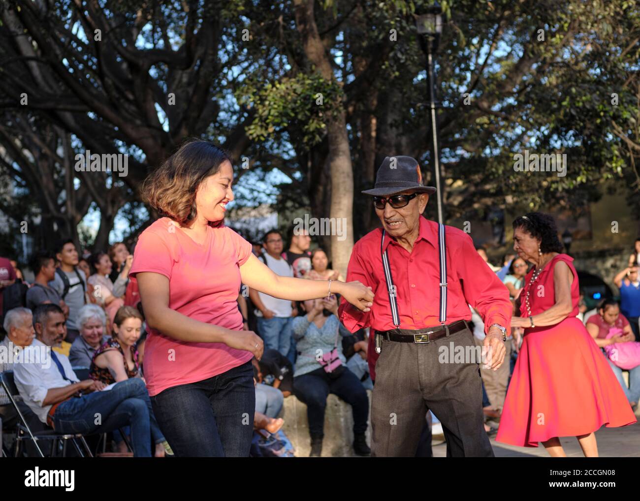 Couples vêtus de danse rouge partie de la 'danse du mercredi' hebdomadaire à Zocalo dans la ville d'Oaxaca. Les tenues rouges marquent le festival de la Saint-Valentin Banque D'Images
