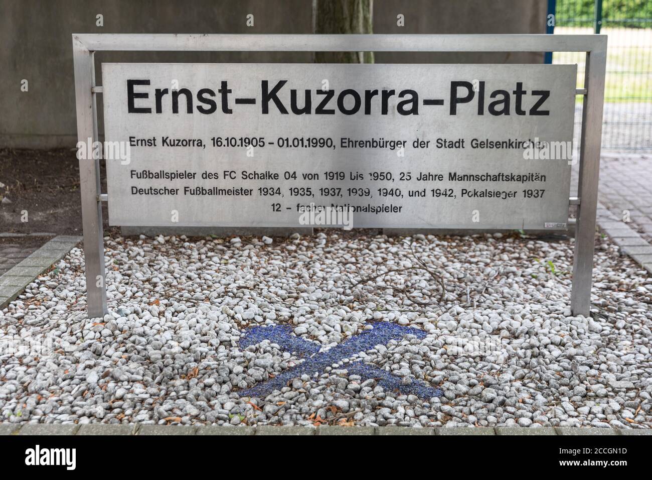 Ernst-Kuzorra-Platz, place du souvenir de l'ancien footballeur, zone des fans de Schalker Meile du club de football FC Schalke 04, Gelsenkirchen, Allemagne Banque D'Images