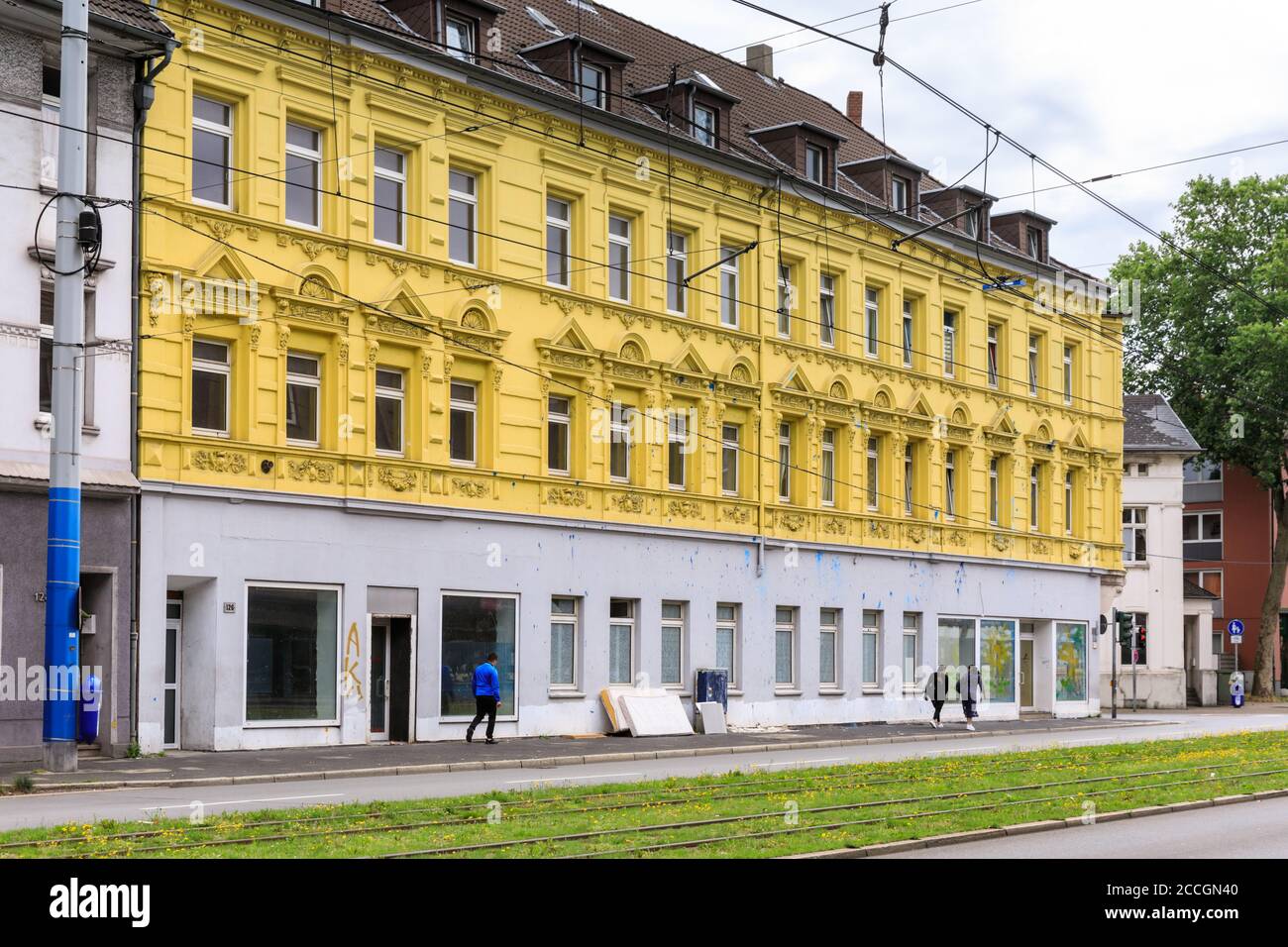Maison jaune vandalisée avec la peinture bleue de Schalke en protestation, zone de fans de Schalker Meile du club de football FC Schalke 04, à Gelsenkirchen, Rhénanie-du-Nord-nous Banque D'Images