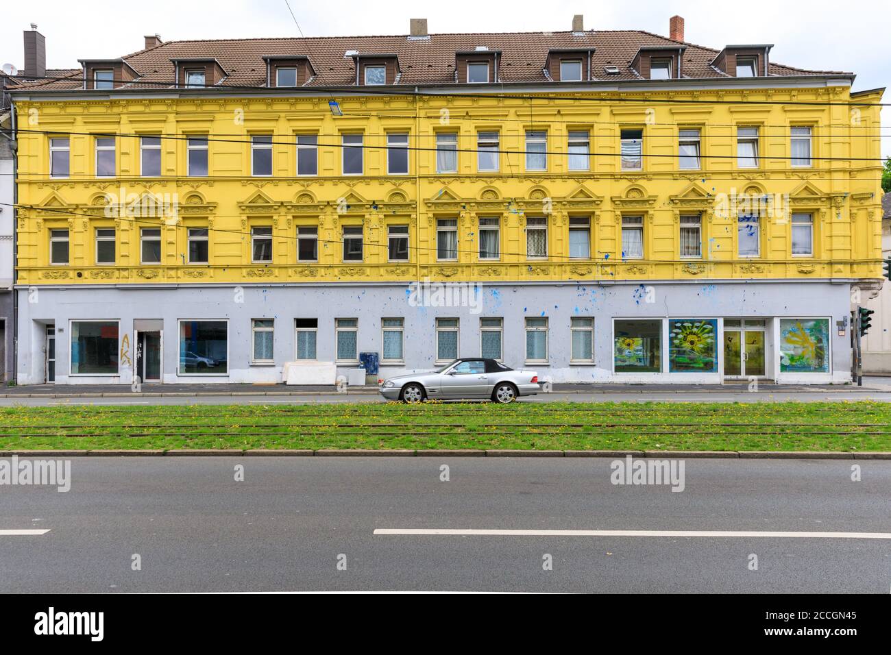 Maison jaune vandalisée avec la peinture bleue de Schalke en protestation, zone de fans de Schalker Meile du club de football FC Schalke 04, à Gelsenkirchen, Rhénanie-du-Nord-nous Banque D'Images