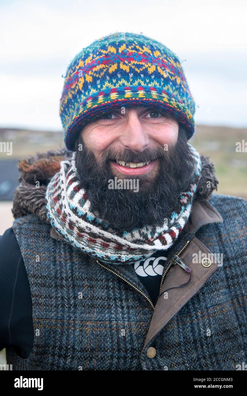 Chris 'Christian' Lewis marcheur de charité qui marche la côte Du Royaume-Uni pour SSAFA la charité des forces armées avec Son chien Jet Banque D'Images