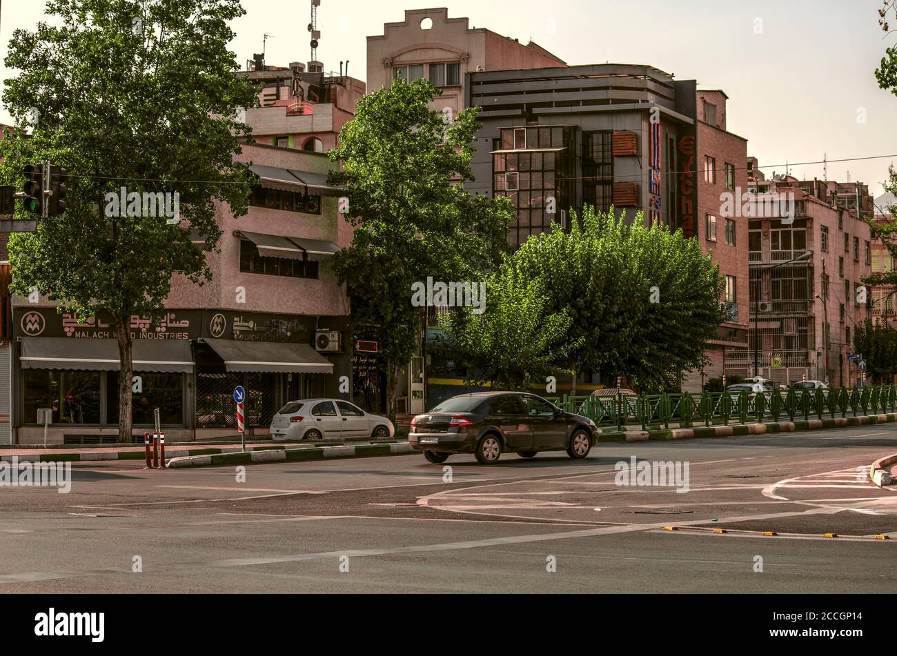 Téhéran,Iran,juillet 07,2020:blocs modernes le long de la rue Murza Shiraz dans la capitale De la République islamique d'Iran Téhéran Banque D'Images