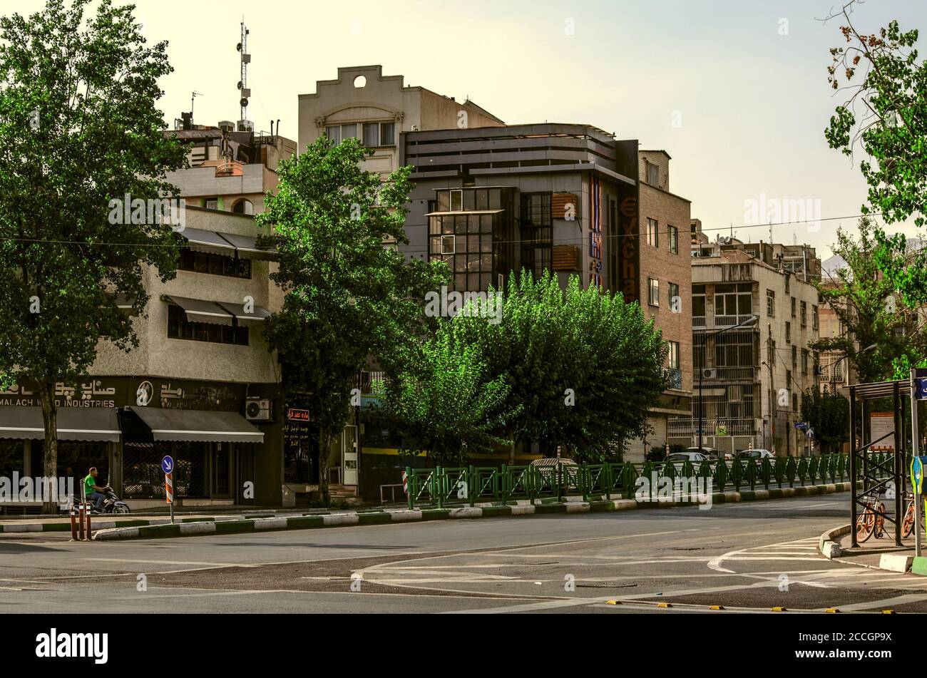 Téhéran,Iran,juillet 07,2020:vue du tournant sur la grande rue Mirza Shiraz dans la ville de Téhéran, la capitale de la République islamique d'Iran. Banque D'Images