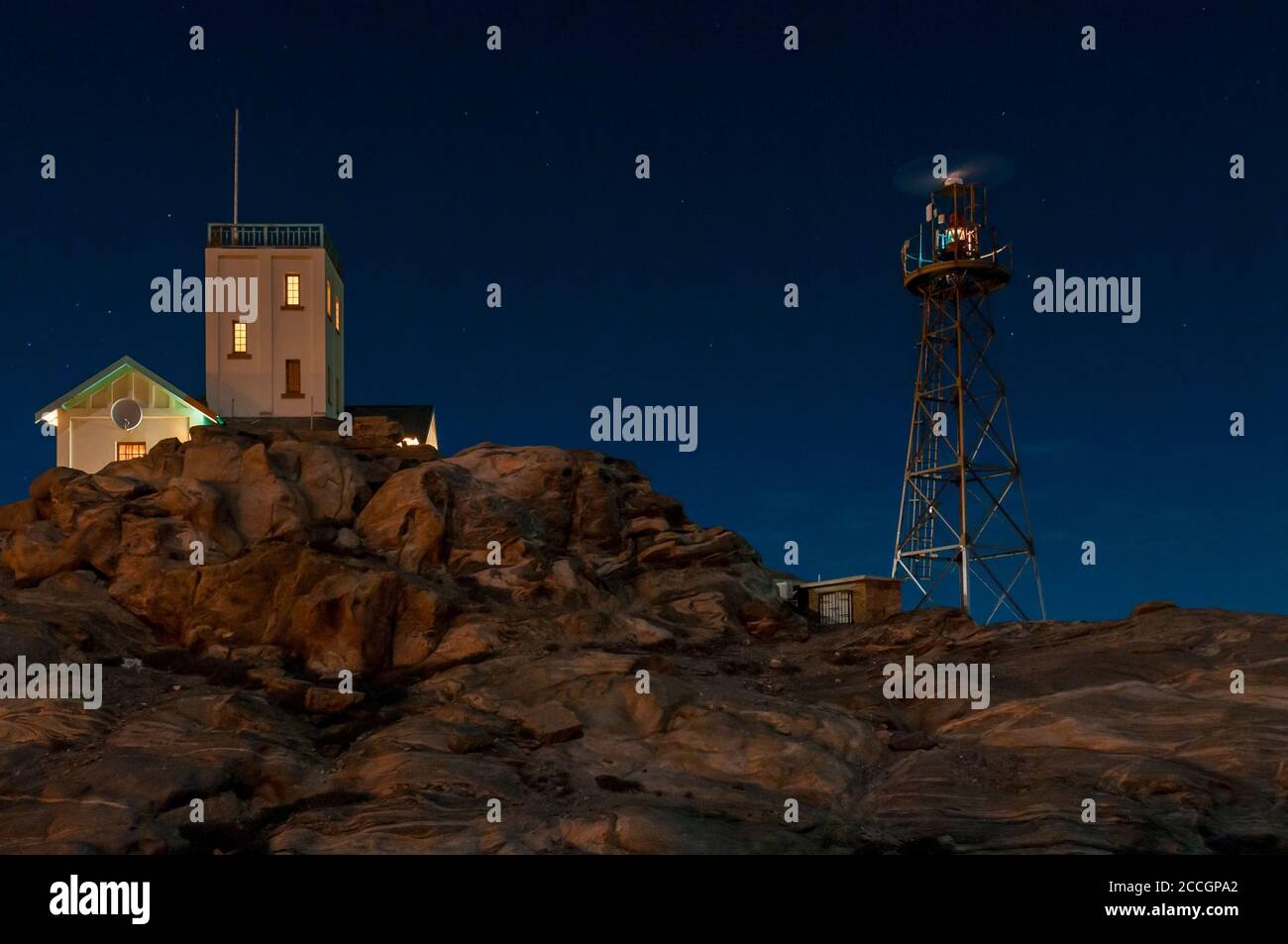 LUDERITZ, NAMIBIE - 13 JUIN 2011 : vue de nuit sur l'historique, l'ancien, le phare et le nouveau phare de l'île Shark Banque D'Images