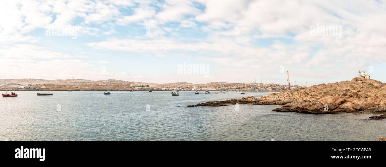 LUDERITZ, NAMIBIE - 15 JUIN 2011 : vue panoramique de Luderitz depuis l'île Shark. Les bateaux et les vieux et nouveaux phares sont visibles Banque D'Images