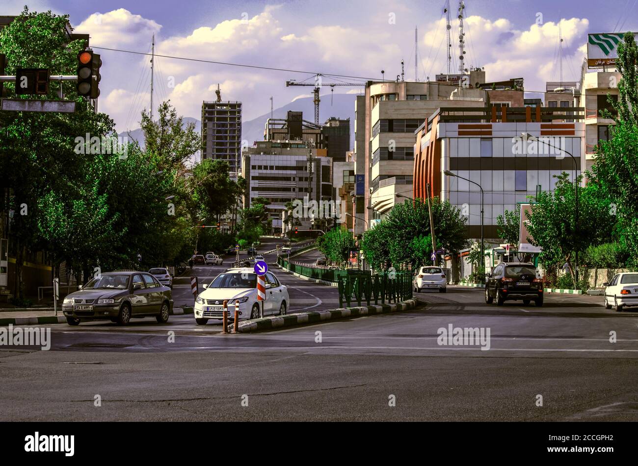 Téhéran, Iran, juillet 07,2020 : les bâtiments modernes de haute élévation remplacent les vieilles maisons de Mirza Rue Shiraz dans la capitale iranienne de Téhéran Banque D'Images