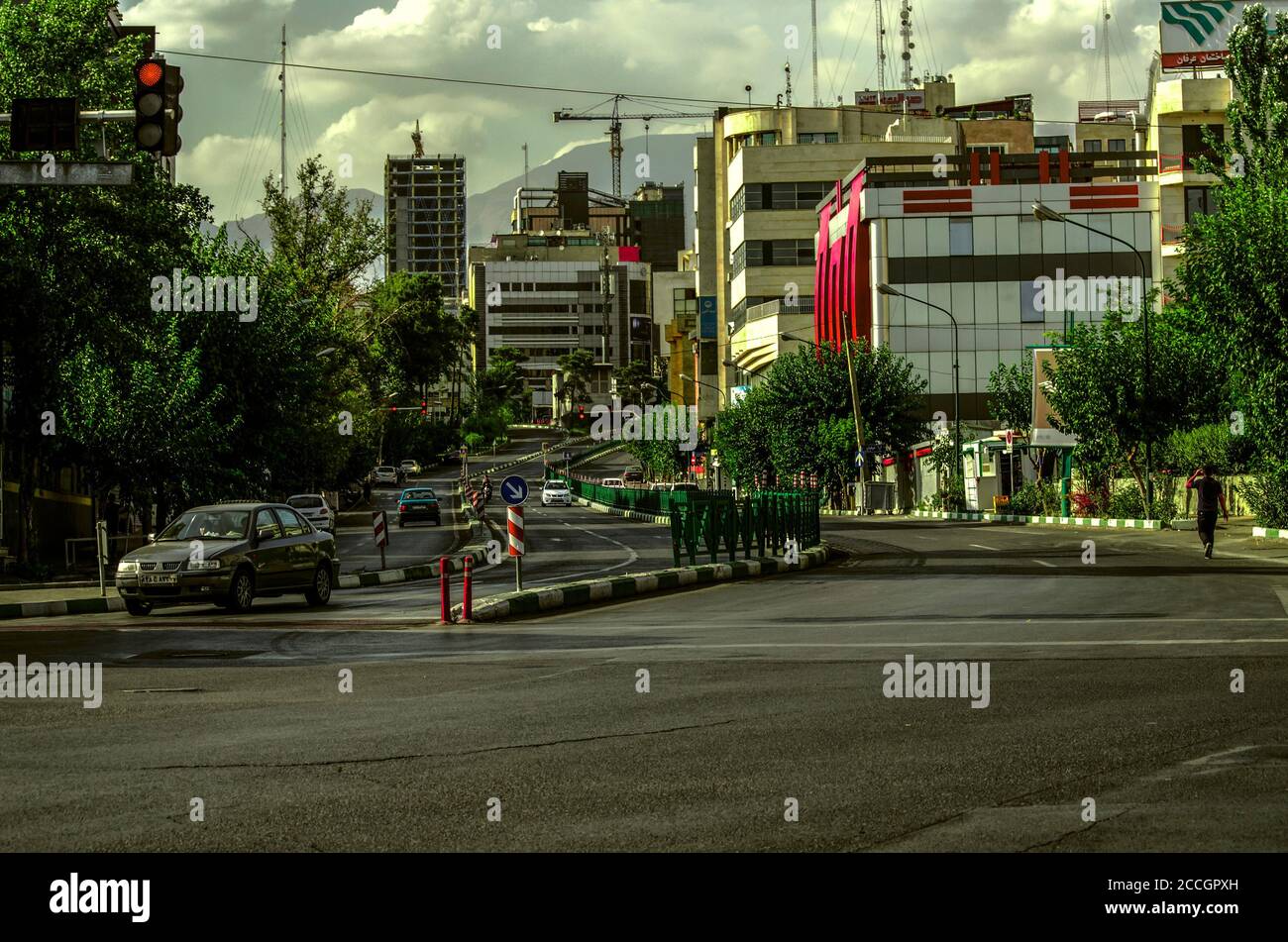 Téhéran,Iran,juillet 07,2020:montée abrupte le long de la large rue Mirza Shiraz dedans La capitale iranienne de Téhéran Banque D'Images