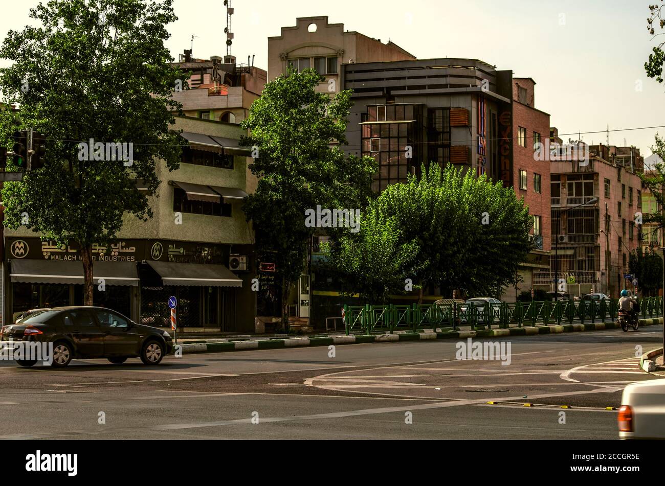 Téhéran,Iran,juillet 07,2020:blocs densément construits le long de la rue Murza Shiraz dedans La capitale de la République islamique d'Iran Téhéran Banque D'Images
