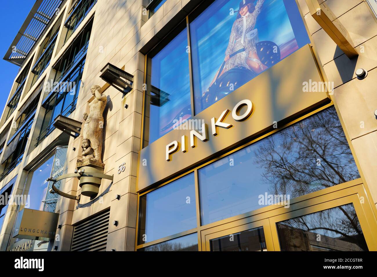 Face au magasin du célèbre centre commercial 'Sevens' de Königsallee à Düsseldorf. Les vieilles sculptures de cette façade modernisée ont été réalisées en 1925. Banque D'Images
