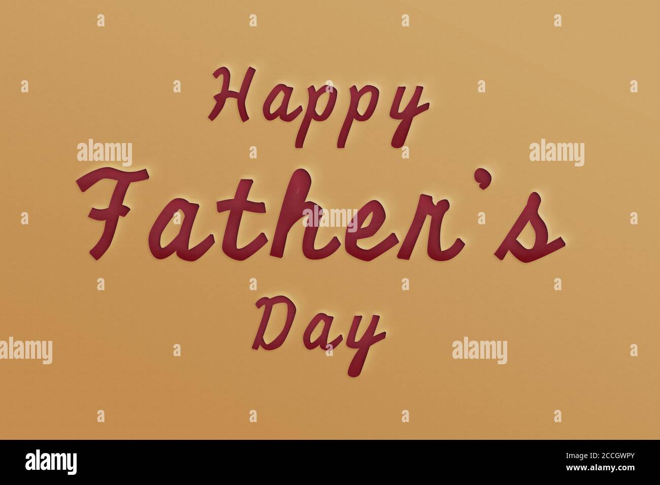 Happy Pathers day Creative background concept: Couper le mot Happy Pathers day text sur papier brun effet pour fête des pères , style rétro Banque D'Images