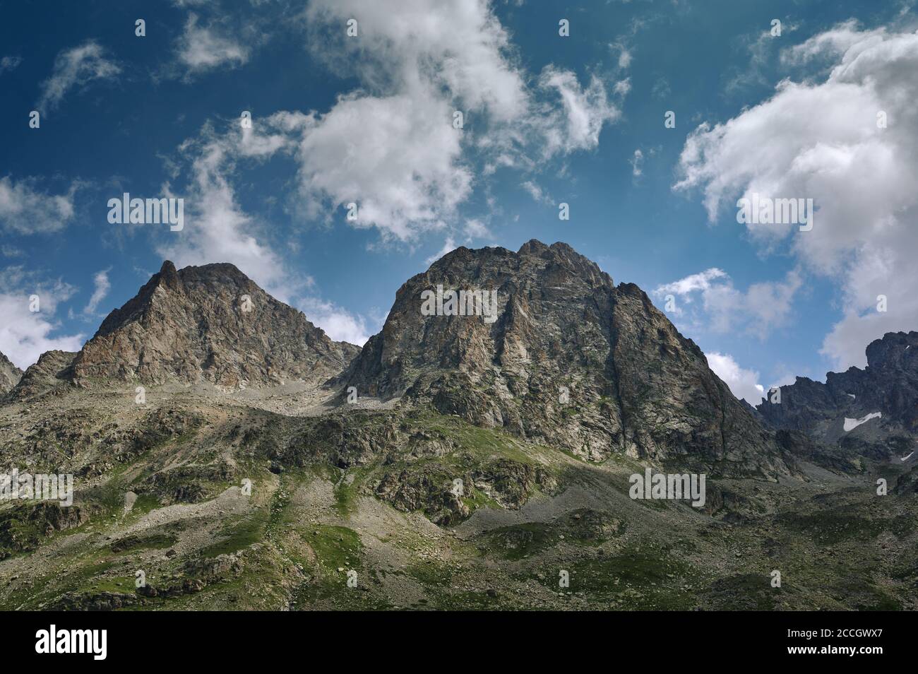 Paysage de haute montagne avec collines rocheuses et nuages blancs. Nature sauvage Banque D'Images