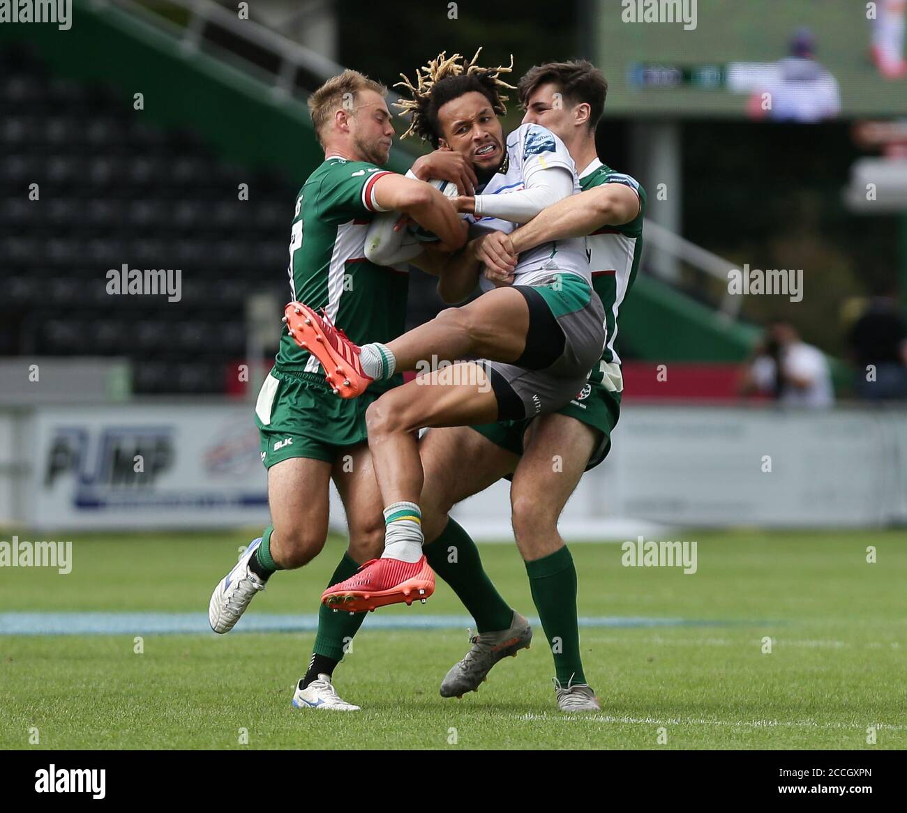 LONDRES, ANGLETERRE. 22 AOÛT 2020 Ryan Olowofela de Northampton Saints s'affronte par Matt Williams de London Irish lors du match Gallagher Premiership entre London Irish et Northampton Saints au Stoop, Twickenham. (Credit: Jacques Feeney | MI News) Credit: MI News & Sport /Alay Live News Banque D'Images