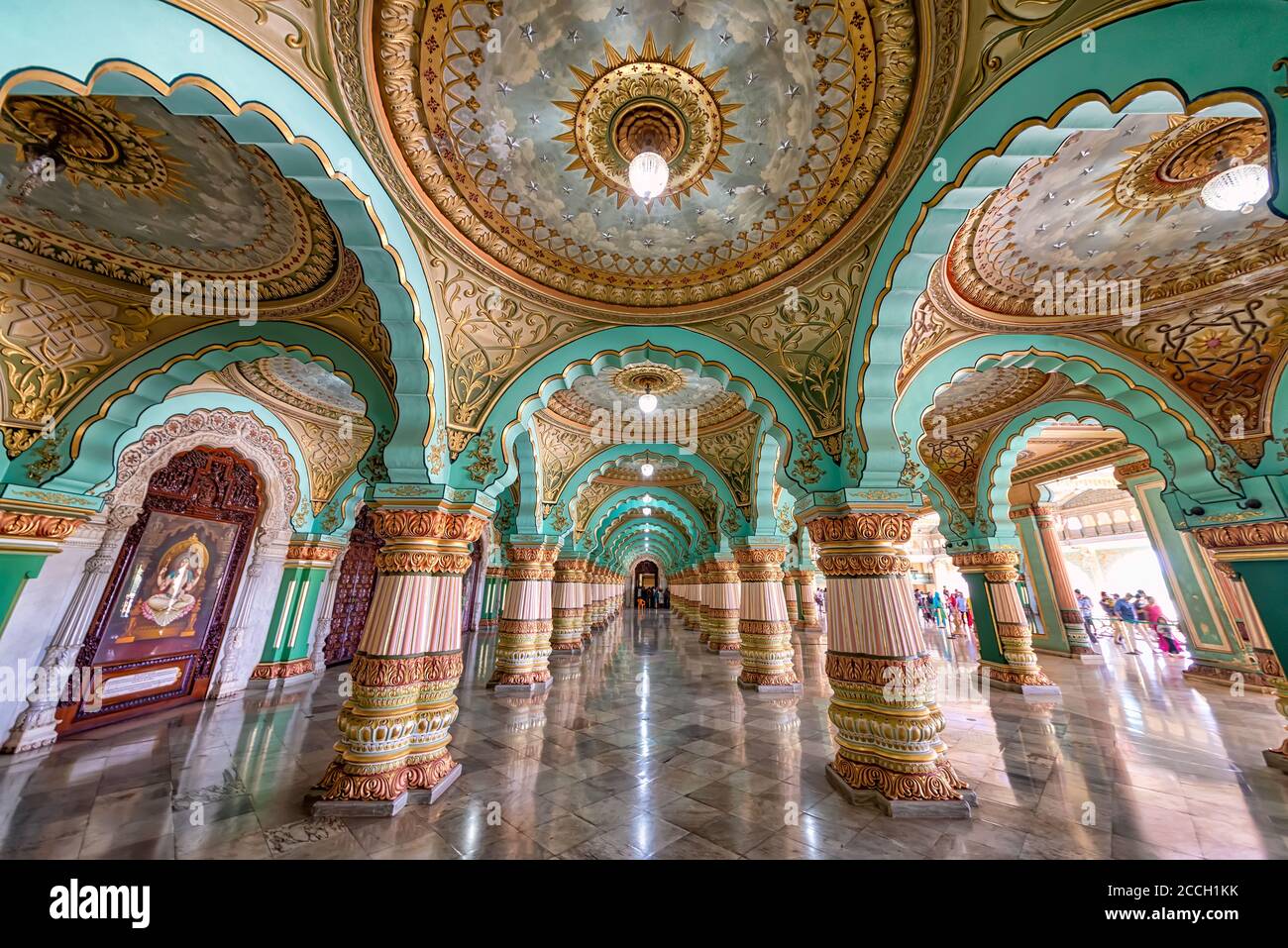 Mysore, Inde - 26 août 2018 : la salle d'audience du palais Mysore. Mysore Palace est maintenant l'une des attractions touristiques les plus célèbres en Inde Banque D'Images