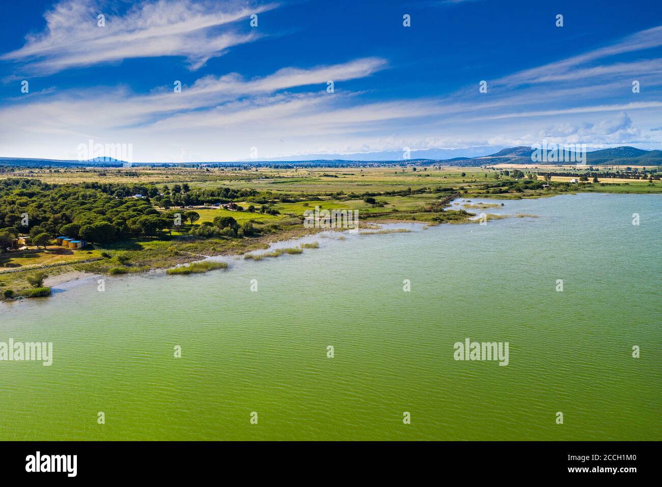 Îles exotiques étonnantes avec pont naturel en mer turquoise sur l'île de Dugi Otok en Croatie, drone aérienne, paradis de la mer Adriatique Banque D'Images