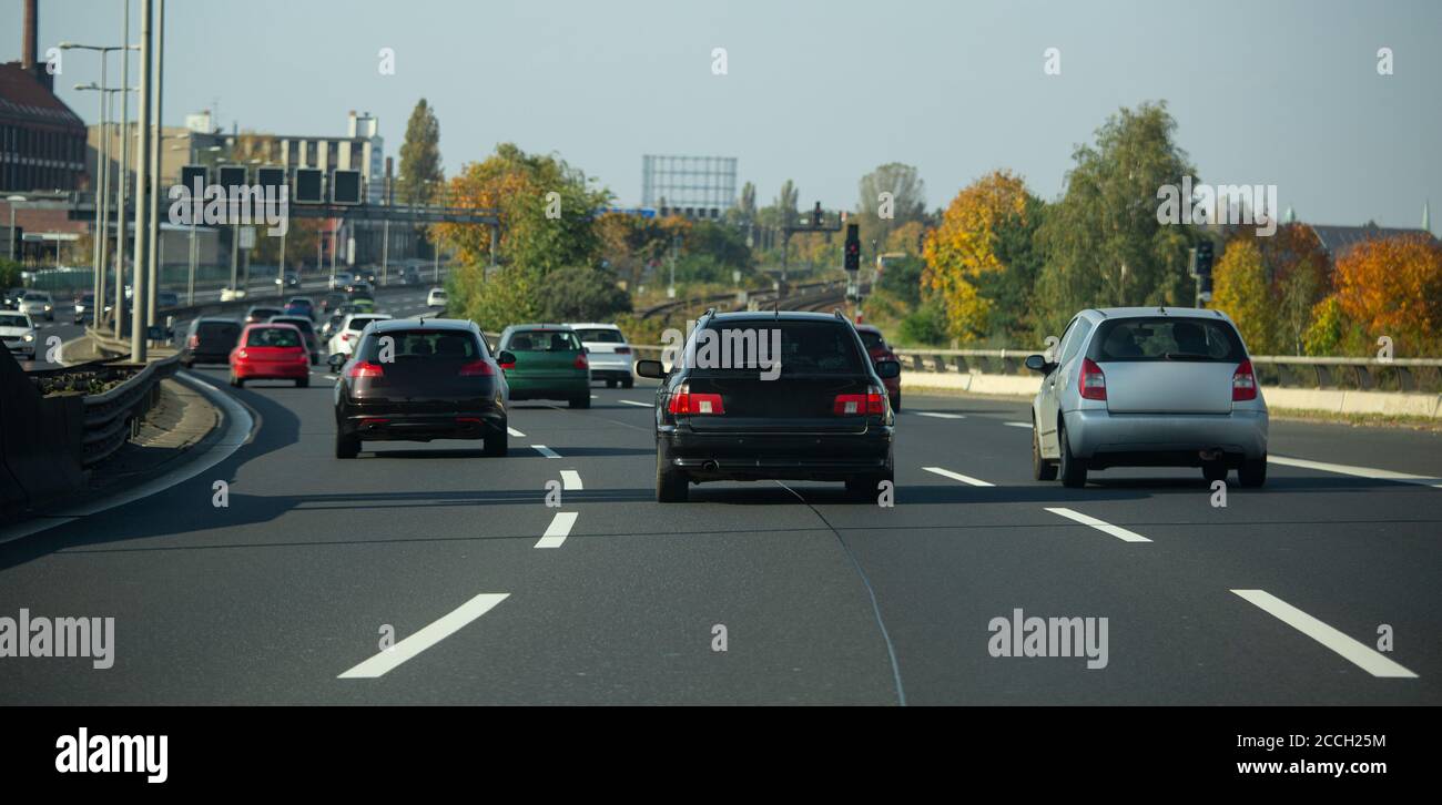 Circulation sur une autoroute à plusieurs voies Banque D'Images
