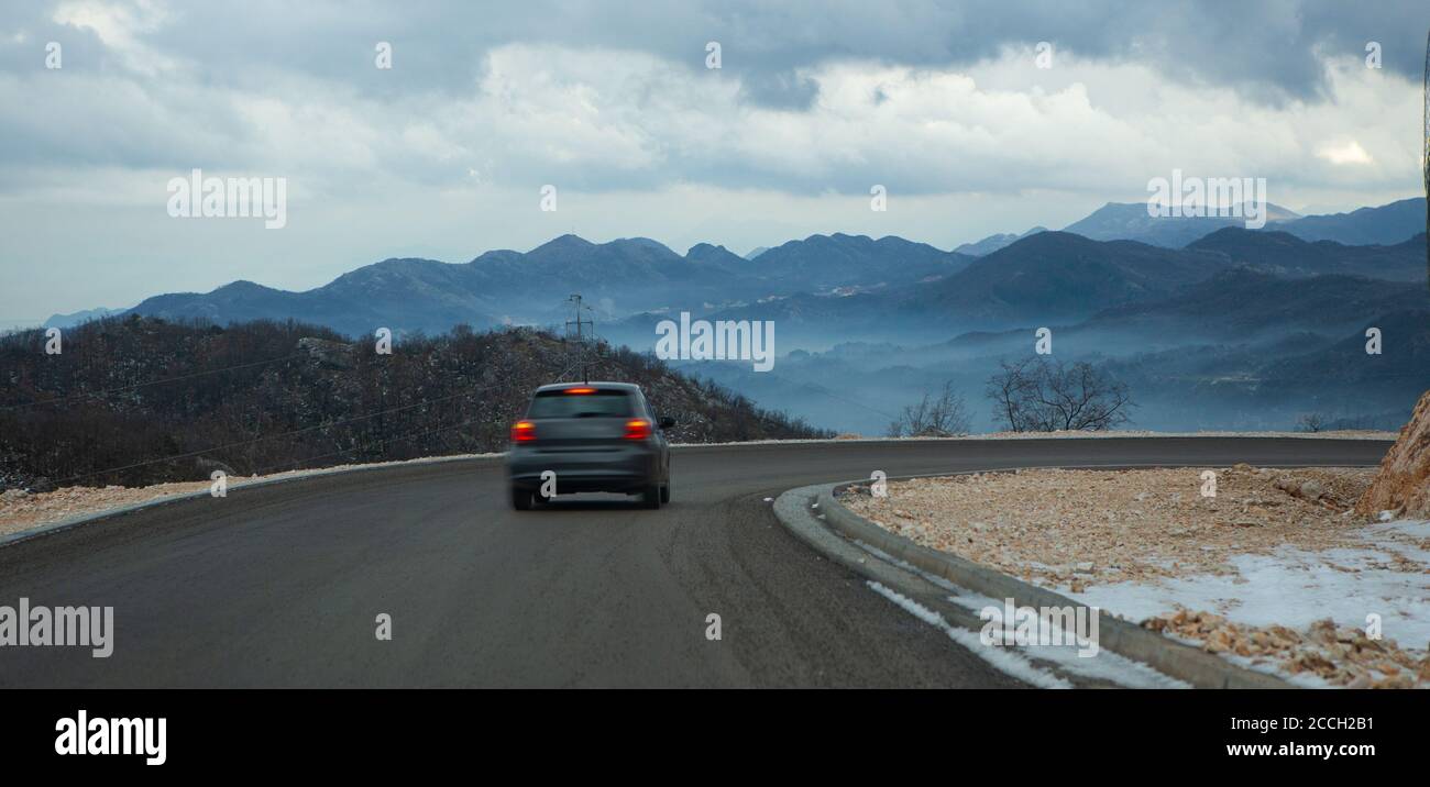 Voiture sur une route de montagne Banque D'Images