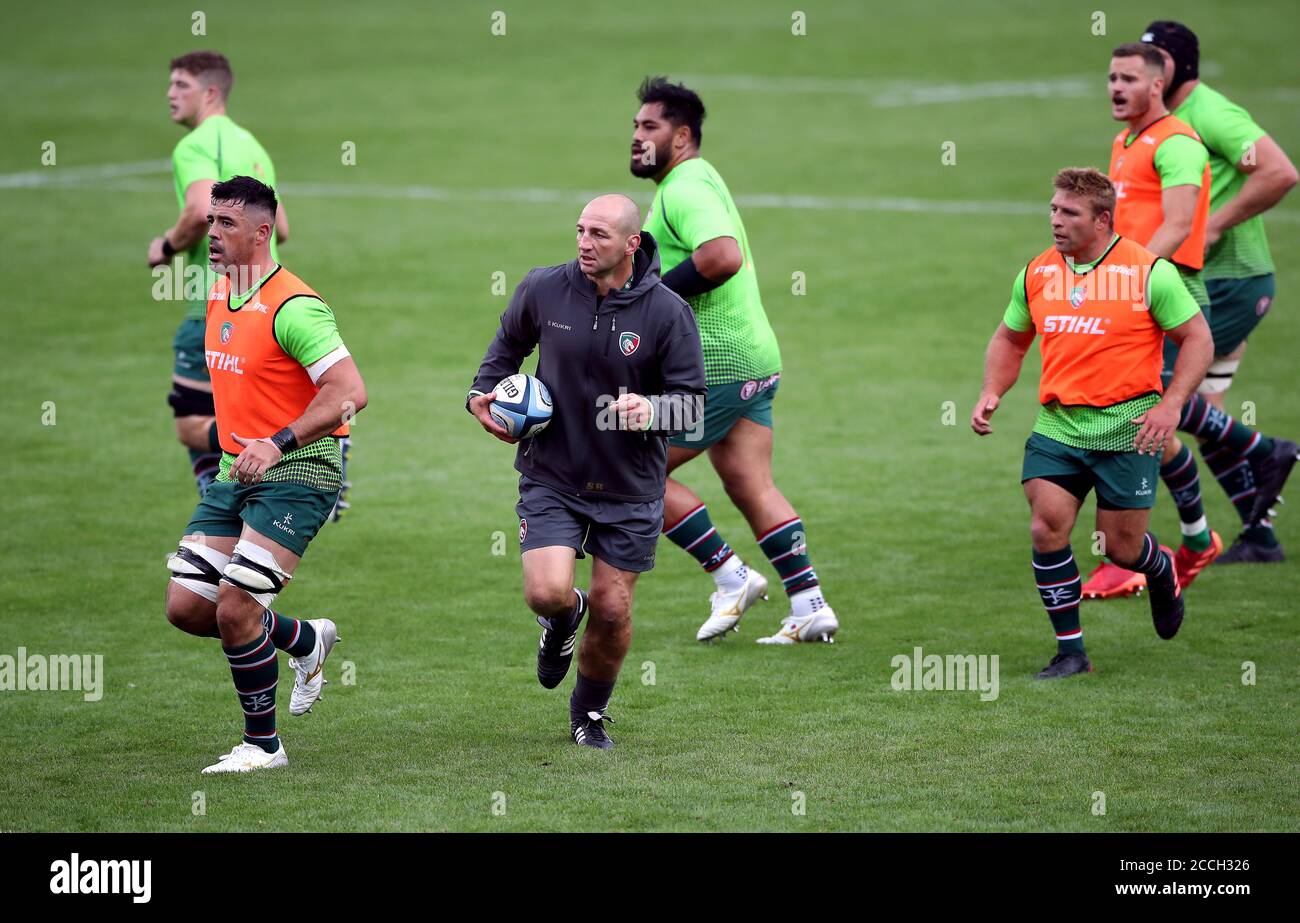 L'entraîneur-chef des Tigres de Leicester, Steve Borthwick, supervise ses joueurs pendant le pré-match, avant le match Gallagher Premiership à Welford Road, Leicester. Banque D'Images